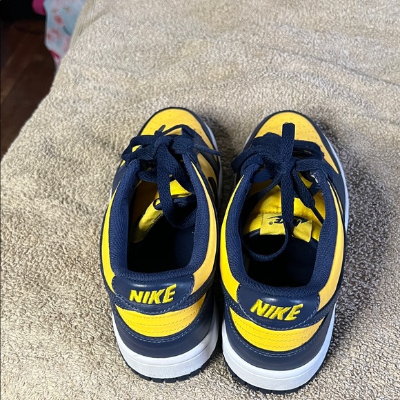 Nike Kids Shoes Yellow and Navy - Picture 5 of 13